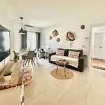 Candy Pop - Ac, High Speed Internet ,desk With Natural Light, Pool And Two Terraces דירה קורלחו